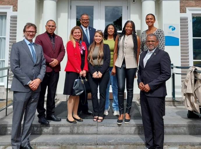 Delegacion di Aruba a bishita Clingendael Instituut pa fortifica conocemento y cooperacion internacional