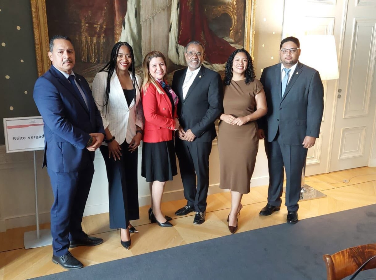 Delegacion di Parlamento di Aruba bishita representante di Aruba den Raad van State