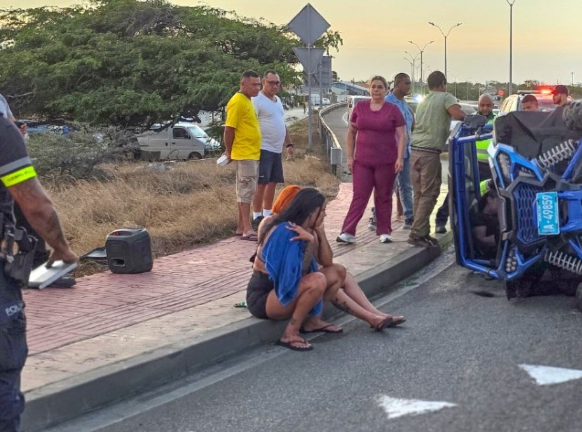 Tres dama herida despues cu UTV a bolter na rotonde di Wayaca