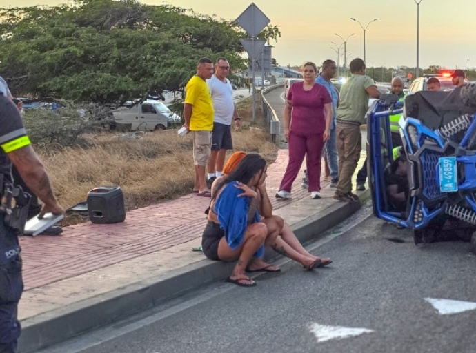Tres dama herida despues cu UTV a bolter na rotonde di Wayaca
