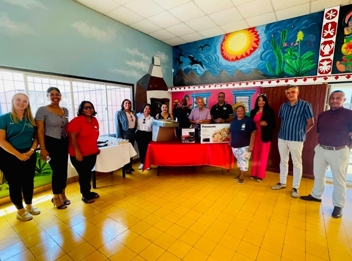 Centro di Bario Noord ta ricibi bunita donacion di Hilton Hotel pa sostene trabou comunitario