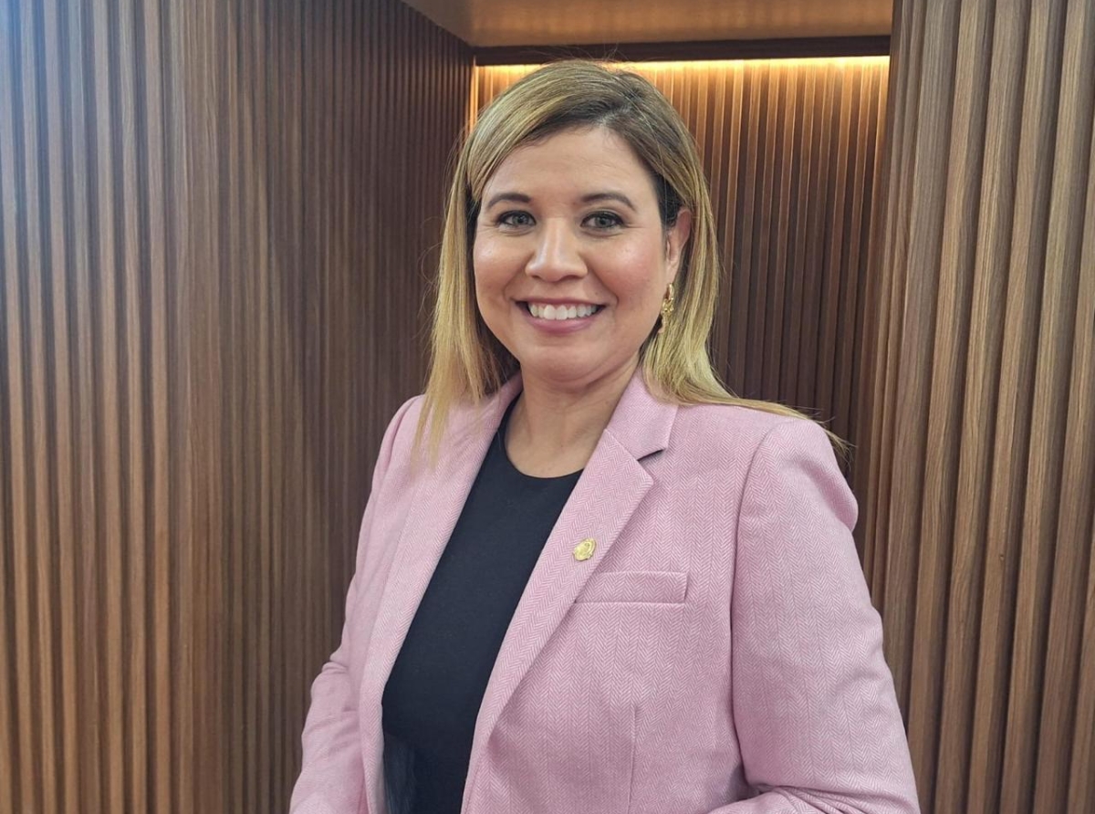 Parlamentario Jennifer Arends-Reyes ta felicita tur graduado