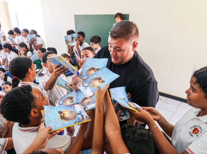 Buki di Pret ta crece hunto cu e muchanan di Aruba
