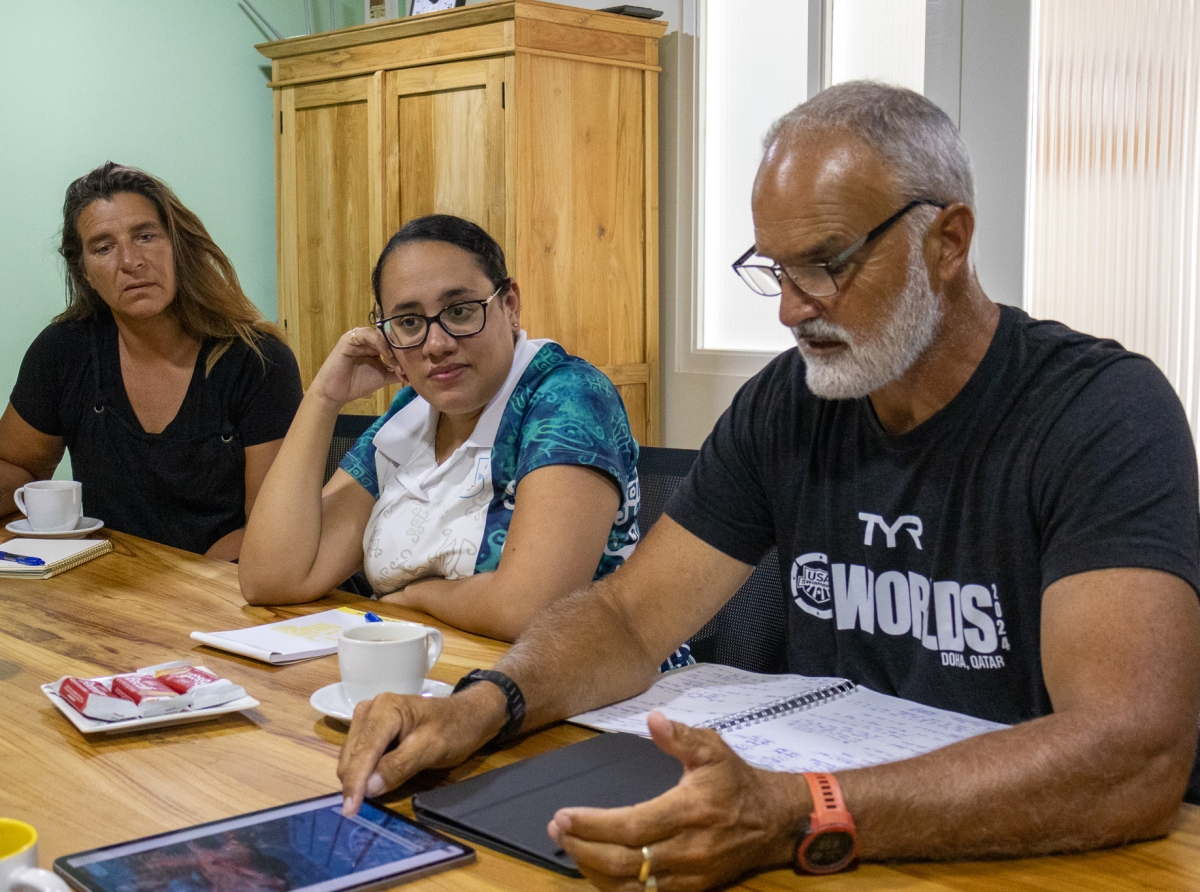 Comite Olimpico Arubano a reuni cu entrenador di natacion Peter Andrews 