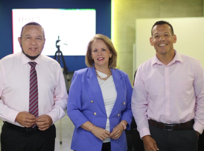 Lider di Fraccion di MEP, Evelyn Wever-Croes, a presenta consehonan di Raad van Advies y Raad van State riba Ley di Reino HOFA na tur gremio