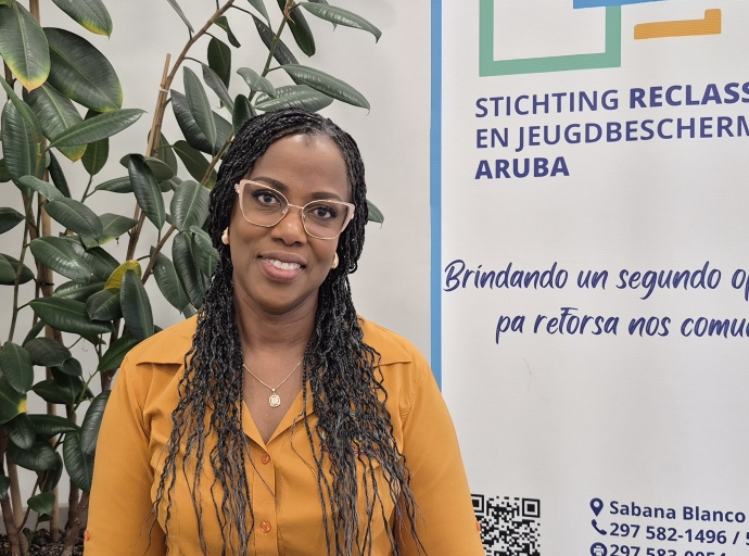 Anualmente, un promedio di entre 170 y 180 hoben ta participa den e trayecto di guia di Reclassering