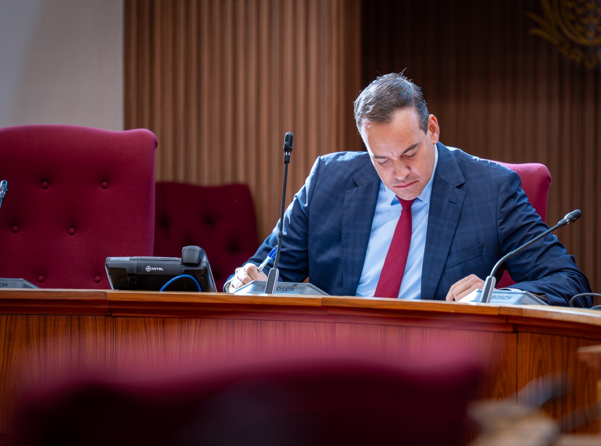 Minister Geoffrey Wever a indica cu Fondo di Inversion a yega Parlamento