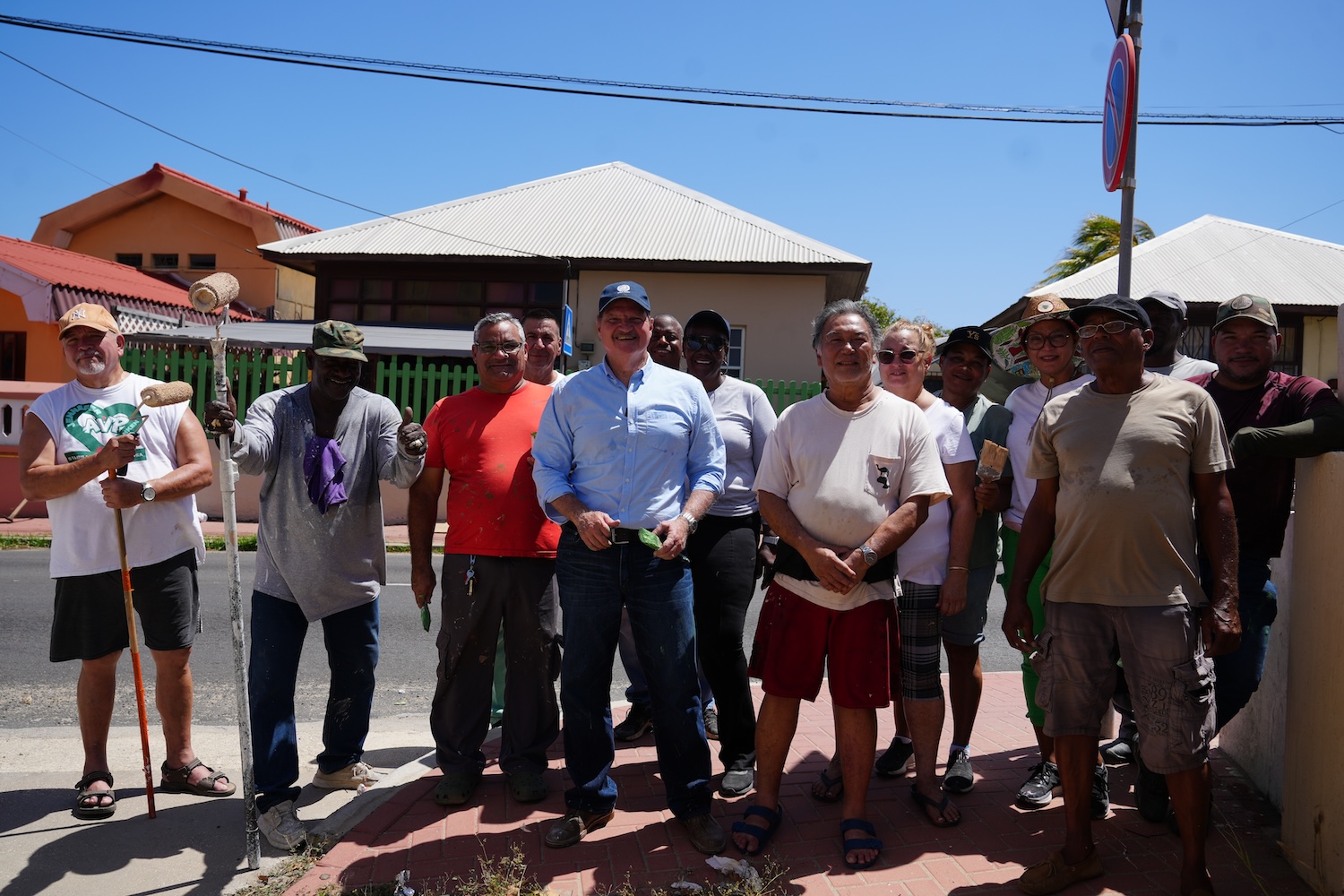 Boluntarionan y Prome Minister Mike Eman ta sigui traha hunto pa duna Bernhardstraat un cara nobo