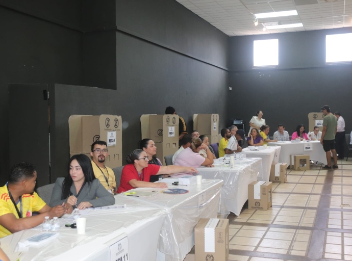 Residentenan na Aruba a vota den di dos ronda na un manera ordena, civico y pacifico