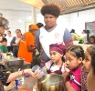 Muchanan di Scouting Ora Ubao a siña prepara cuminda tradicional Arubiano for di nos grandinan