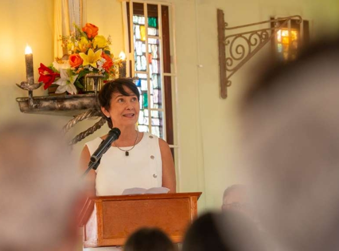 Monica Kock ta comparti e historia di Kapel Emanuel
