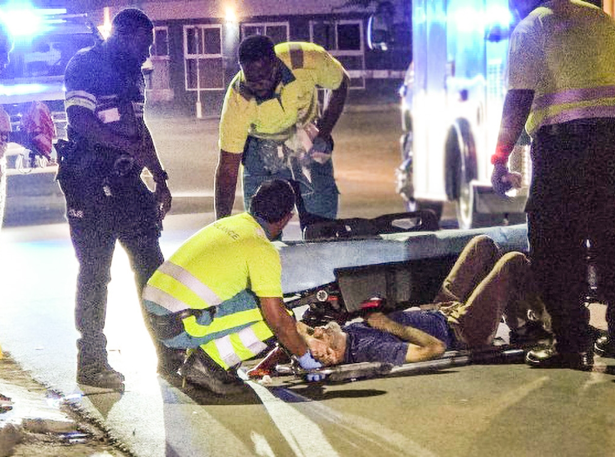 Peaton seriamente herida ora a cruza caya dilanti un motorcycle