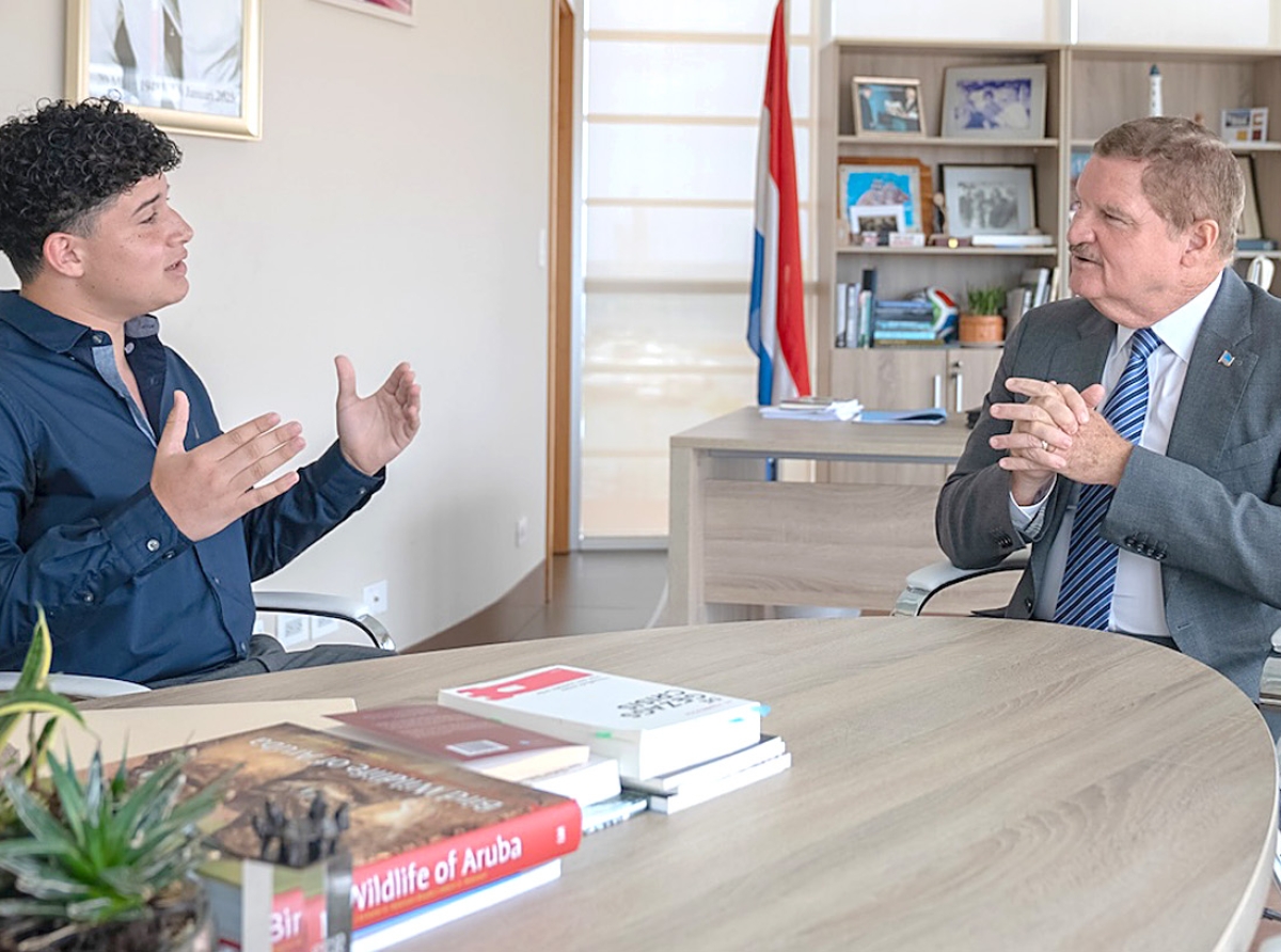 Autor hoben Anthony Carvajal Rivera a presenta su prome buki na Prome Minister Mike Eman