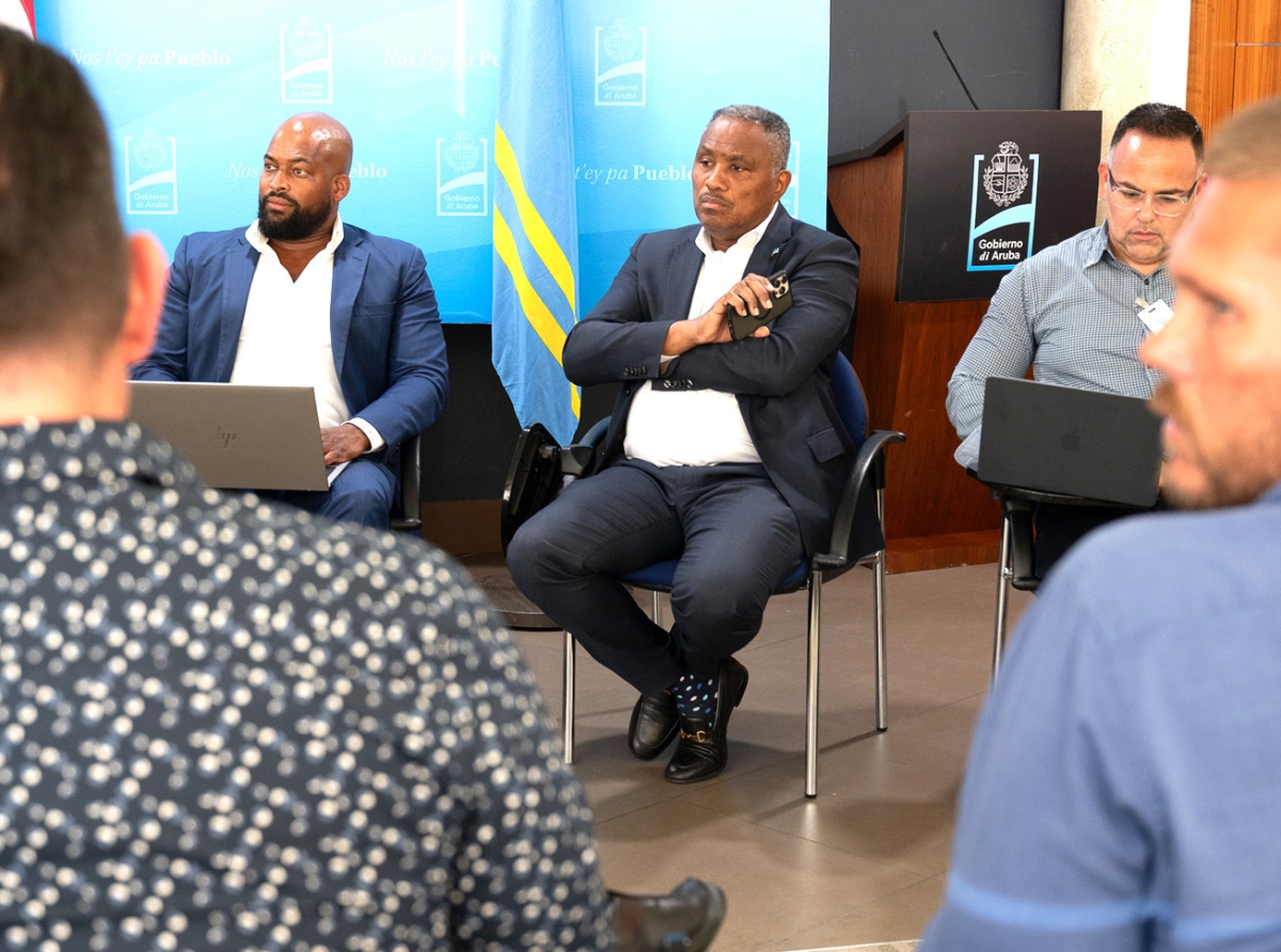 Minister Dowers ta reuni cu operadornan di tour