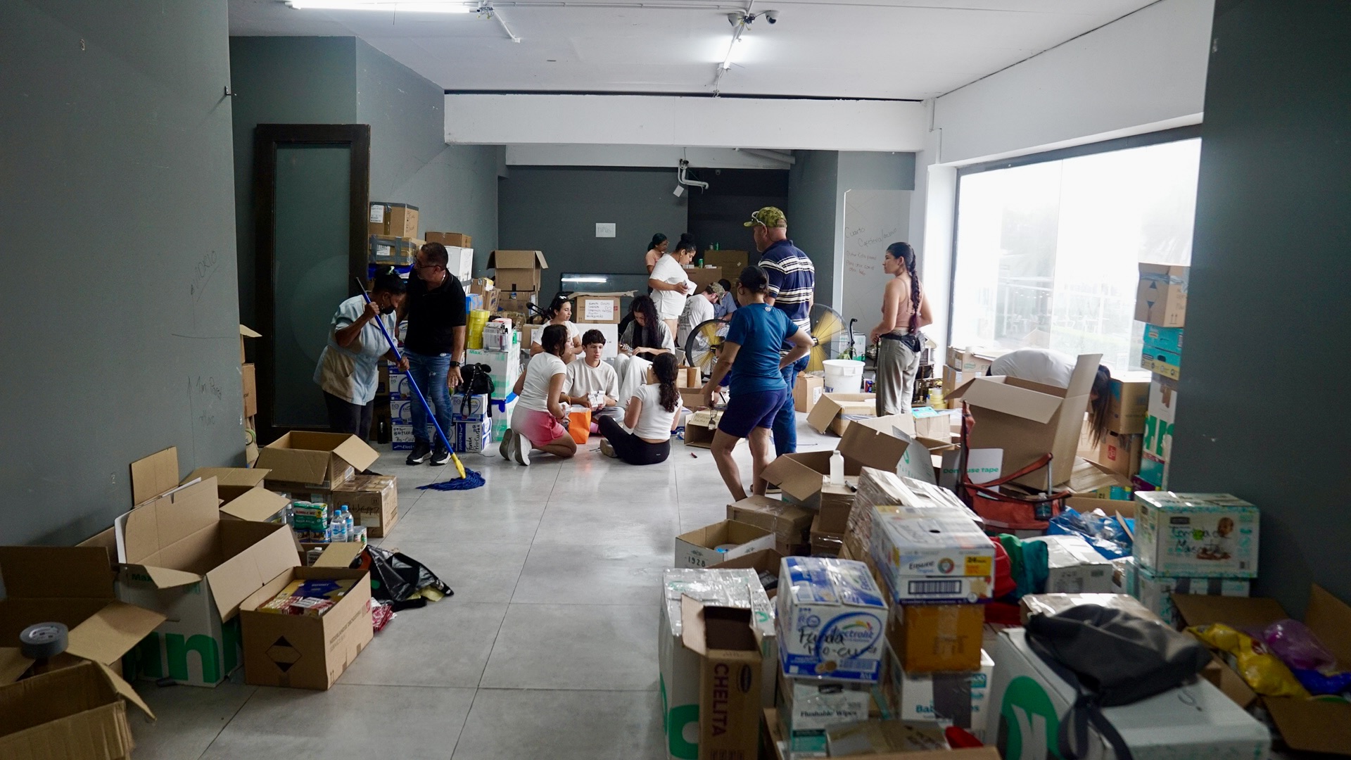 Mas cu 100 palet di ayudo humnitario lo sali rumbo pa Venezuela