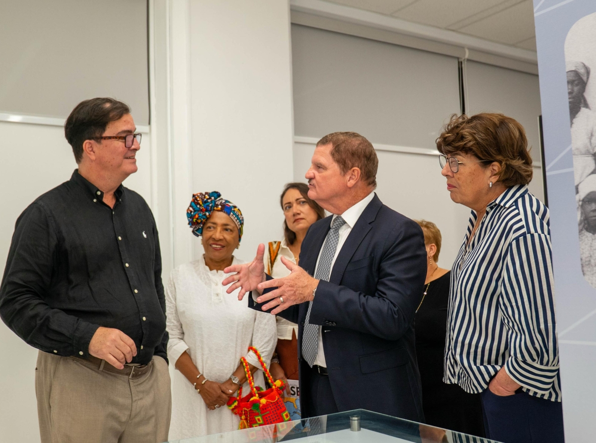 Premier Eman indicando cu conoce nos historia ta esencial pa evita cu e paginanan scur di humanidad no ripiti nunca mas