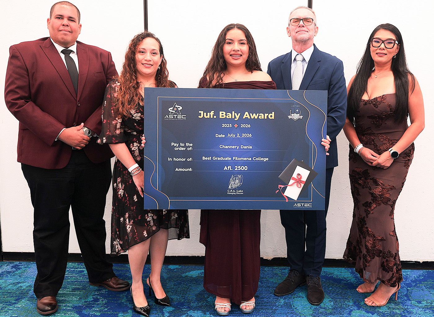 Un anochi historico ora a otorga ‘Juf. Baly Award’ pa prome biaha na e mihor graduado di Filomena College