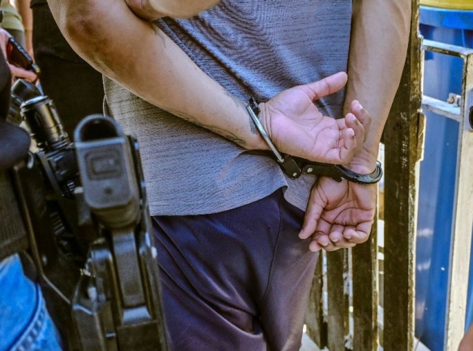Razzia den Caya St. Maarten a produci detencion di 3 hoben local