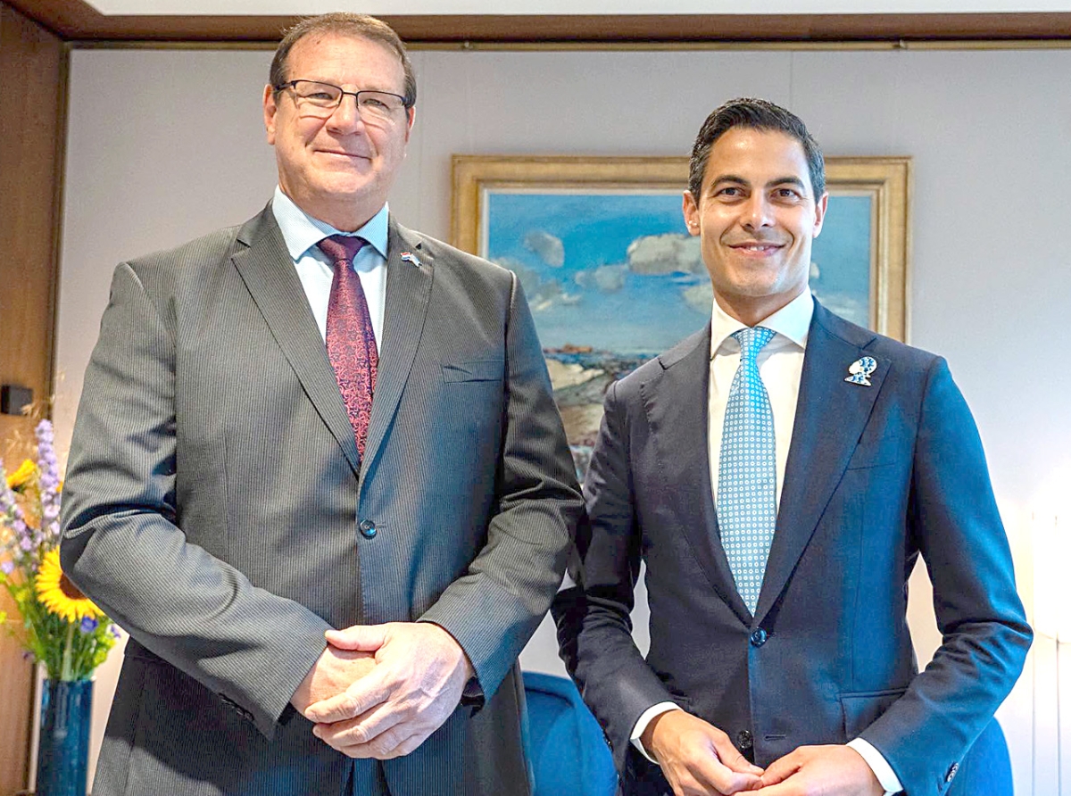 Siman pasa Gobernador a pasa bishita Prome Ministro na Hulanda