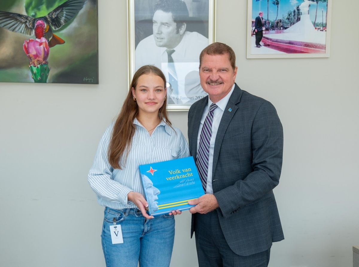 Prome Minister a haya bishita di miho graduado di VWO na Colegio Arubano