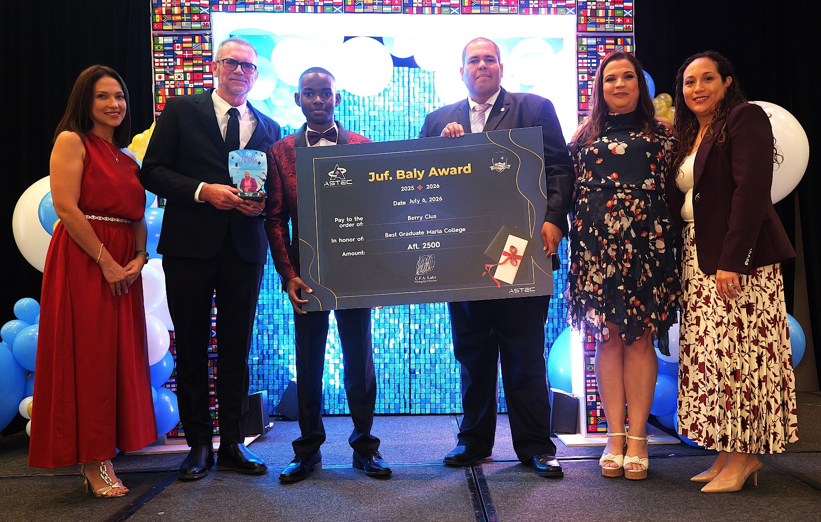 Berry Cius a haya “Juf. Baly Award” como e mihor graduado di Maria College