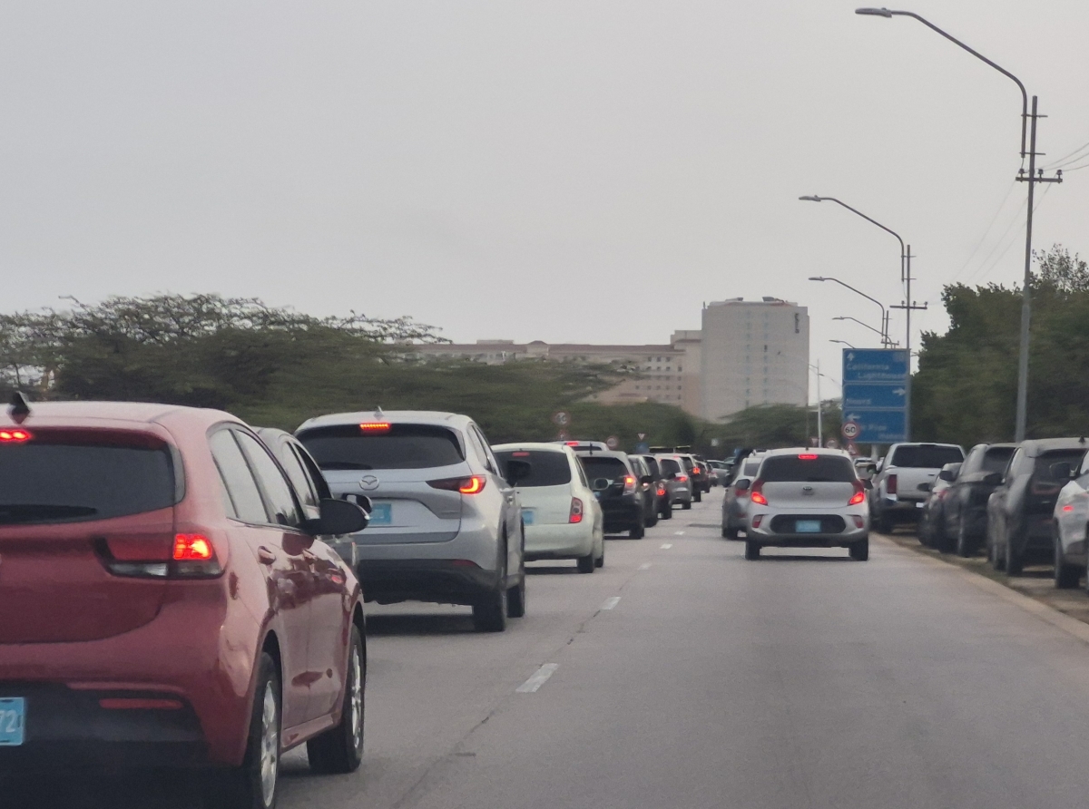 Na Aruba tin un problema grandi di moralidad con chauffeurnan ta atende cu otro den trafico