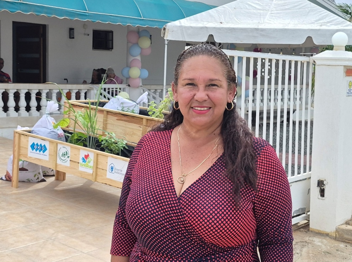 Directora di Santa Rosa a elogia y gradici hobennan di EPI y Directie Ouderenzaken pa proyecto di planta mata