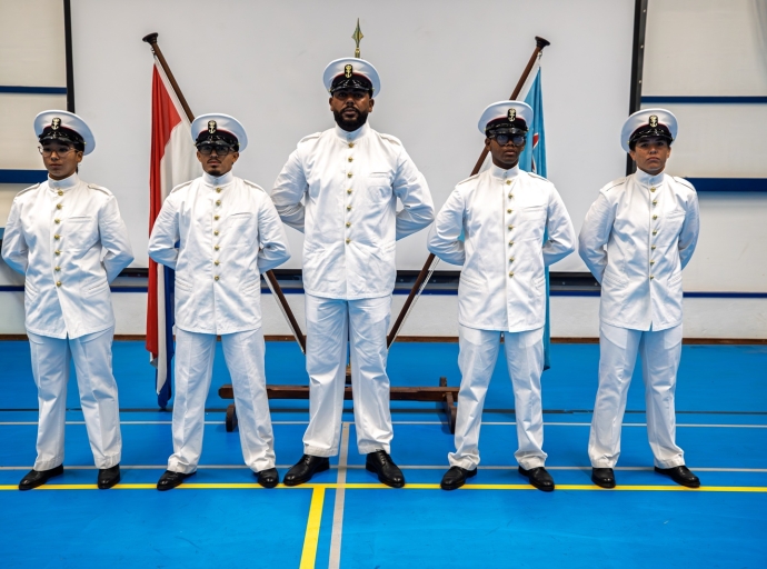 Cinco militar Arubiano a huramenta na ARUMIL