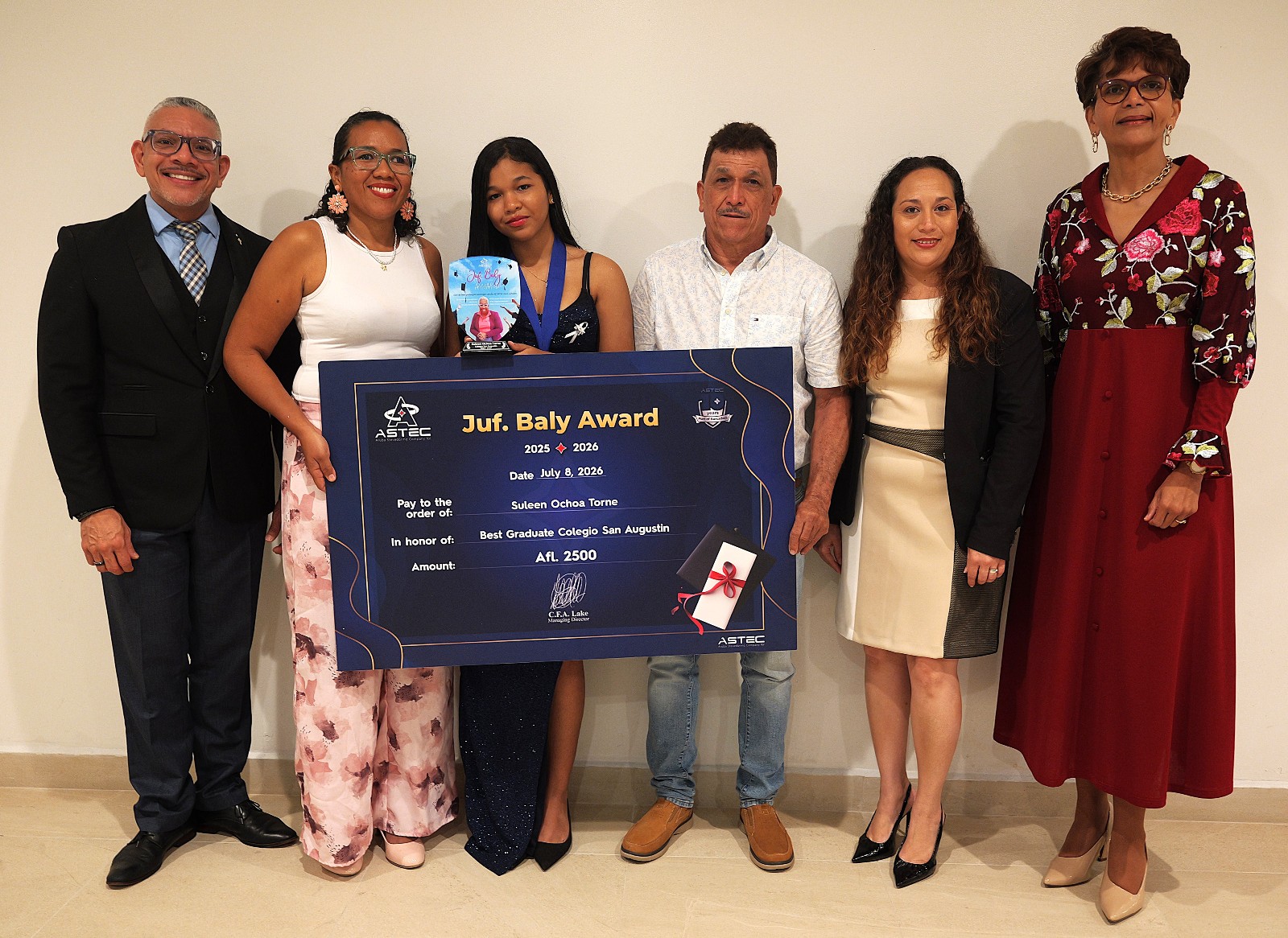 Suleen Ochoa Torne di Colegio San Augustin a wordo otorga cu e prestigioso Juf. Baly Award