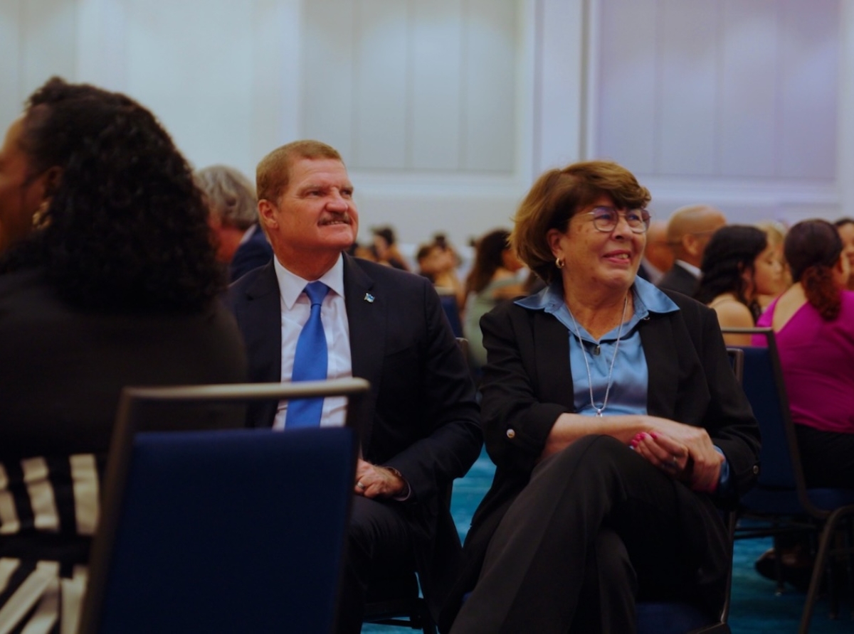 Prome Minister Mike Eman ta felicita e graduadonan di Colegio Arubano