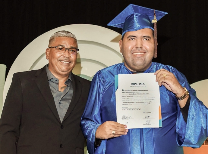 Adulto autista a gradua Colegio EPI Sector Economia