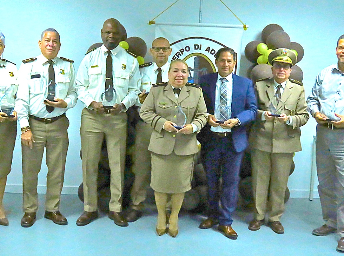 Departamento di Aduana a tene ceremonia na ocasion di cambio di insinia y entrega di regalo na hubilarionan