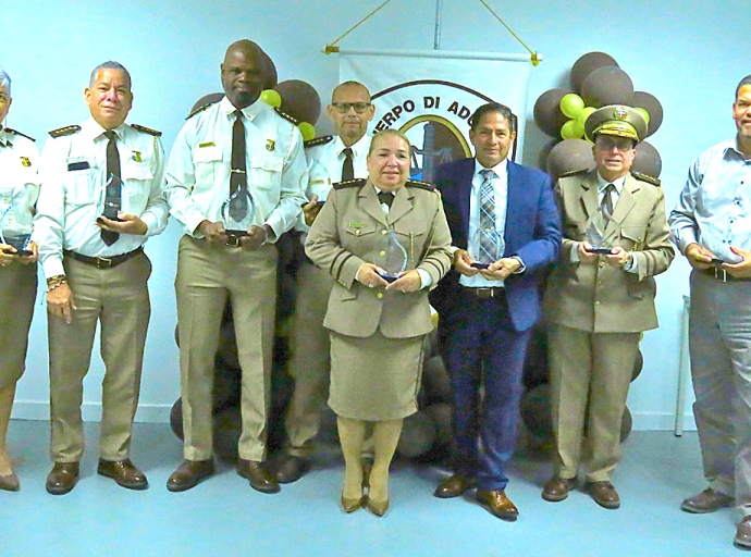 Departamento di Aduana a tene ceremonia na ocasion di cambio di insinia y entrega di regalo na hubilarionan