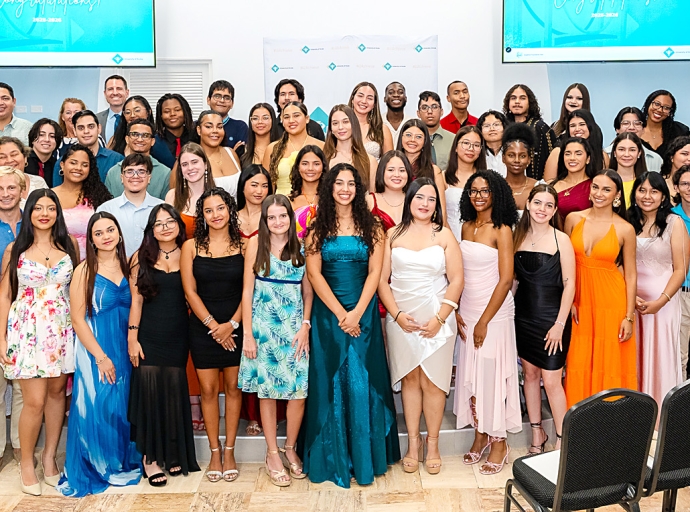 Cincuenta studiante a obtene e certificado di Academic Foundation Year di Universidad di Aruba