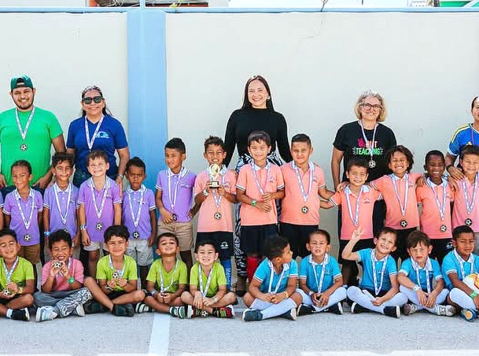 Arco Iris Kleuterschool a trece alumnonan den ambiente di Copa Mundial