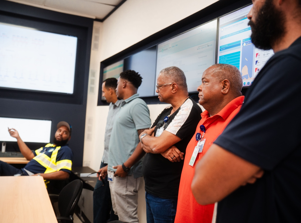 DTI y WEB Bonaire a bishita Elmar pa conoce nan operacion den smart grid y energia solar