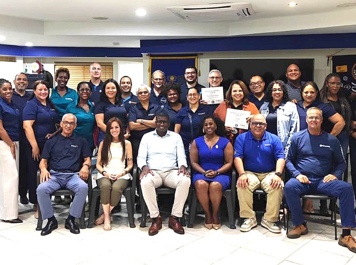 Un exitoso anochi di reunion di diferente club di Kiwanis