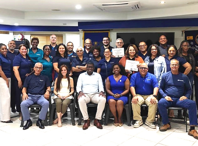Un exitoso anochi di reunion di diferente club di Kiwanis