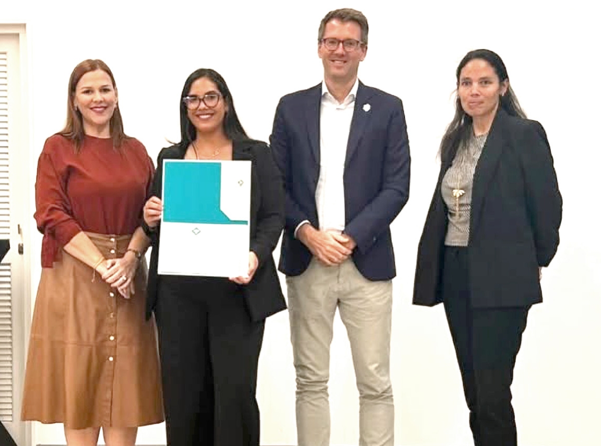 Lilien Ponson a gradua di programa OGM di Universidad di Aruba