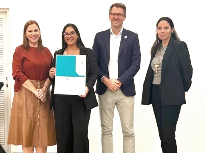 Lilien Ponson a gradua di programa OGM di Universidad di Aruba