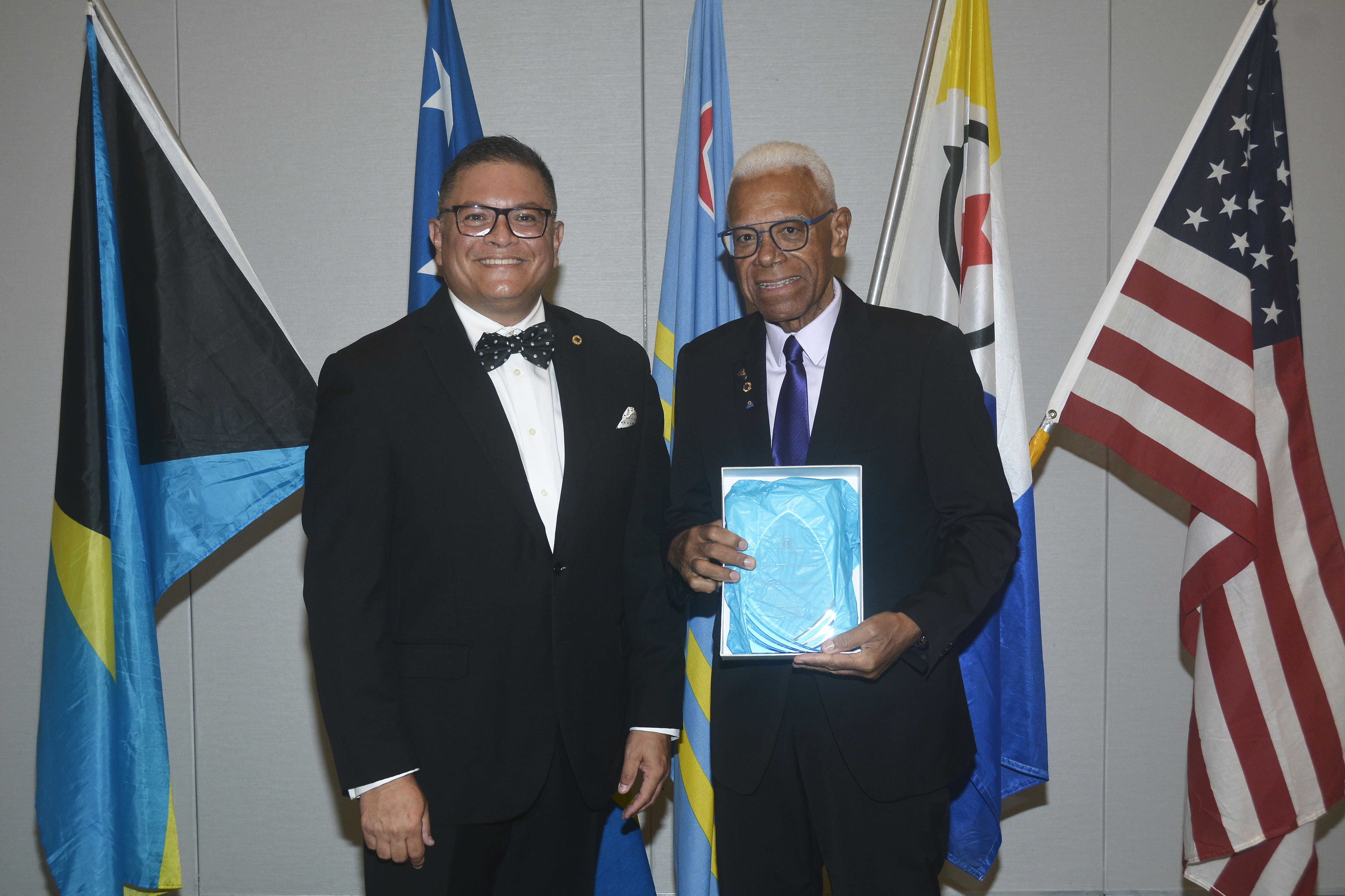 Premio “Lion of the Year” di Aruba Lions Club pa Gerardo Figaroa   