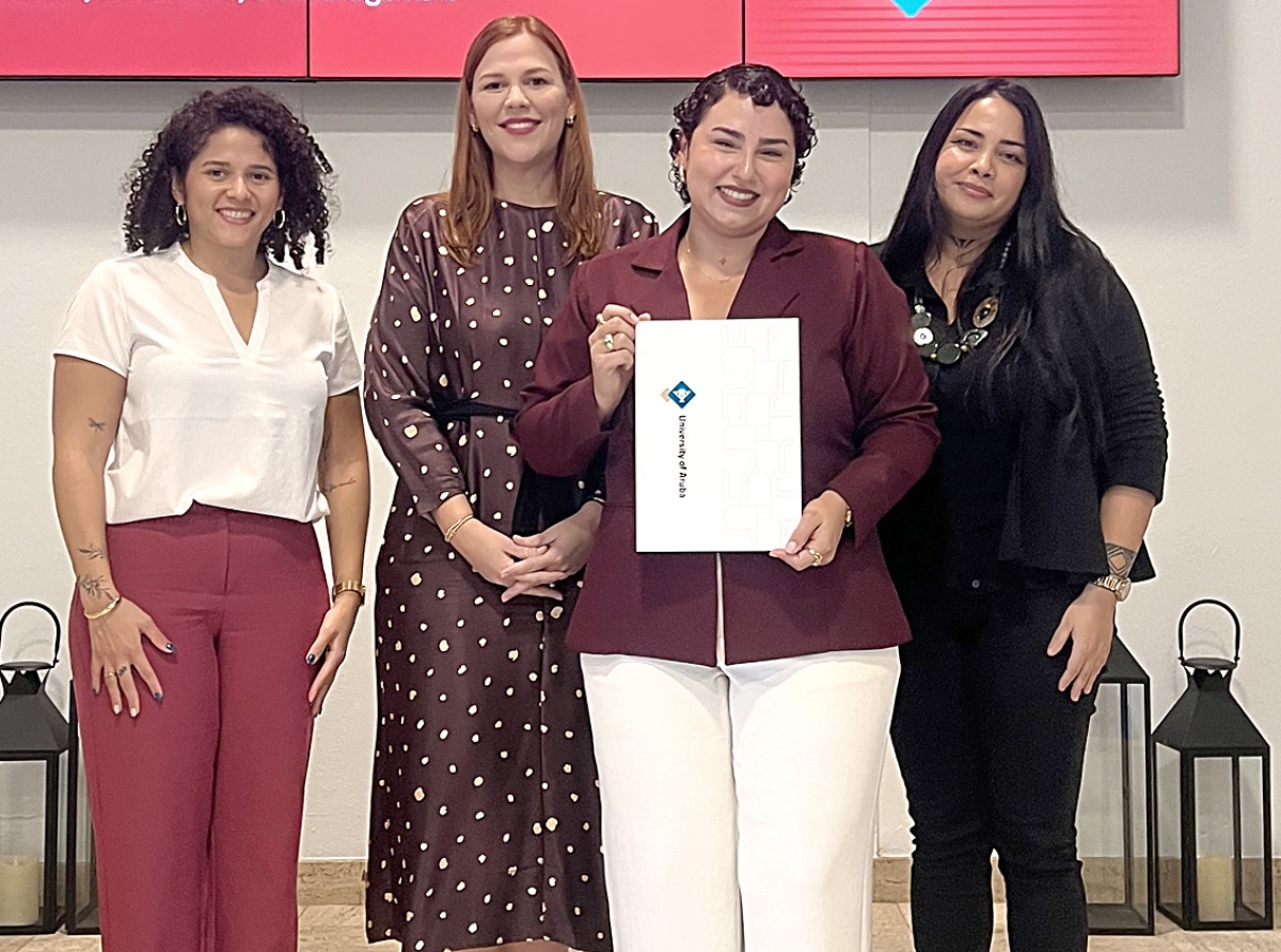 Kiona Croes a gradua como Bachelor den Organization, Governance and Management