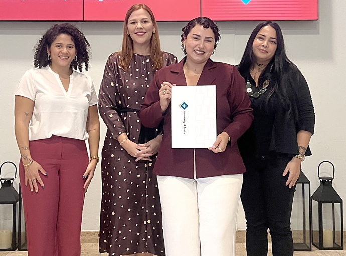 Kiona Croes a gradua como Bachelor den Organization, Governance and Management