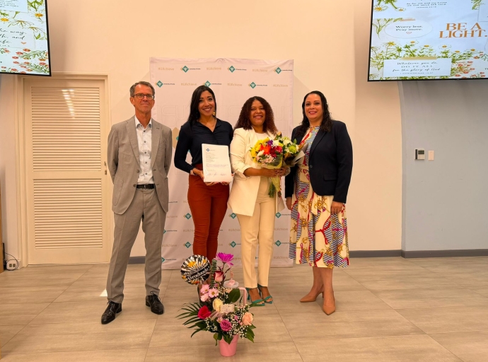 Marjory Chantal Bermudes a gradua como Bachelor den Organization, Governance and Management