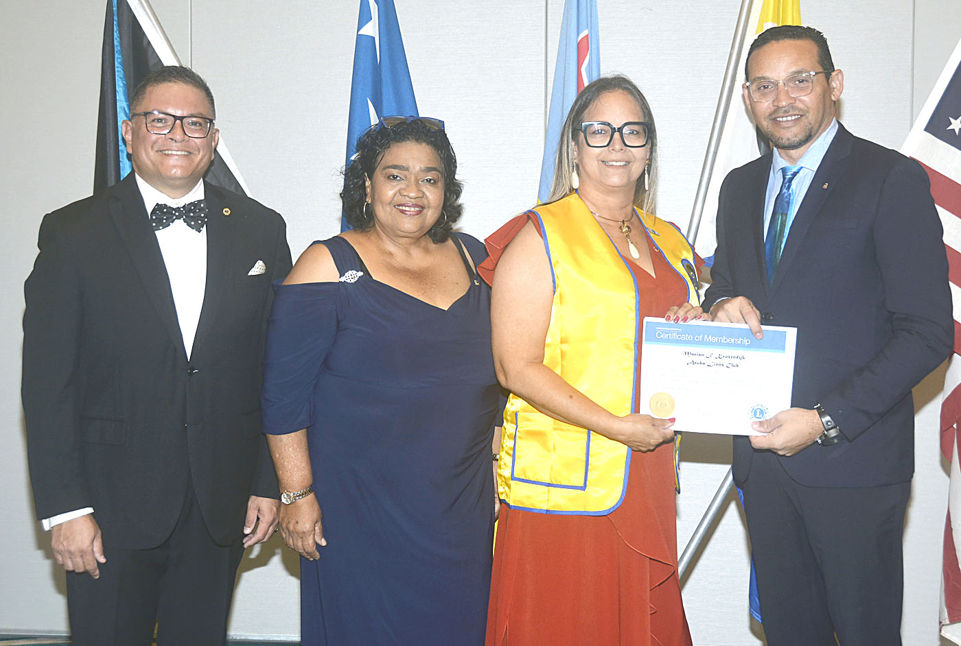 Instalacion di un miembro nobo pa Aruba Lions Club