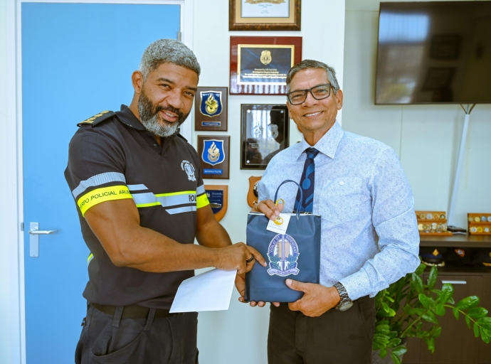 Jonathan “Johnny” Henriquez a celebra 45 aña sirbiendo Pais Aruba
