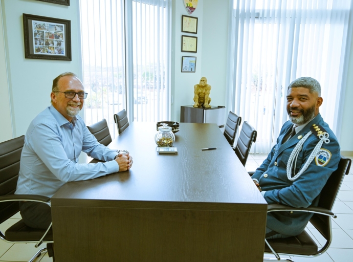 Altocomisario Arnhem y Eddy de Veer CEO di MetaCorp a reuni pa intercambia ideanan y colaboracion