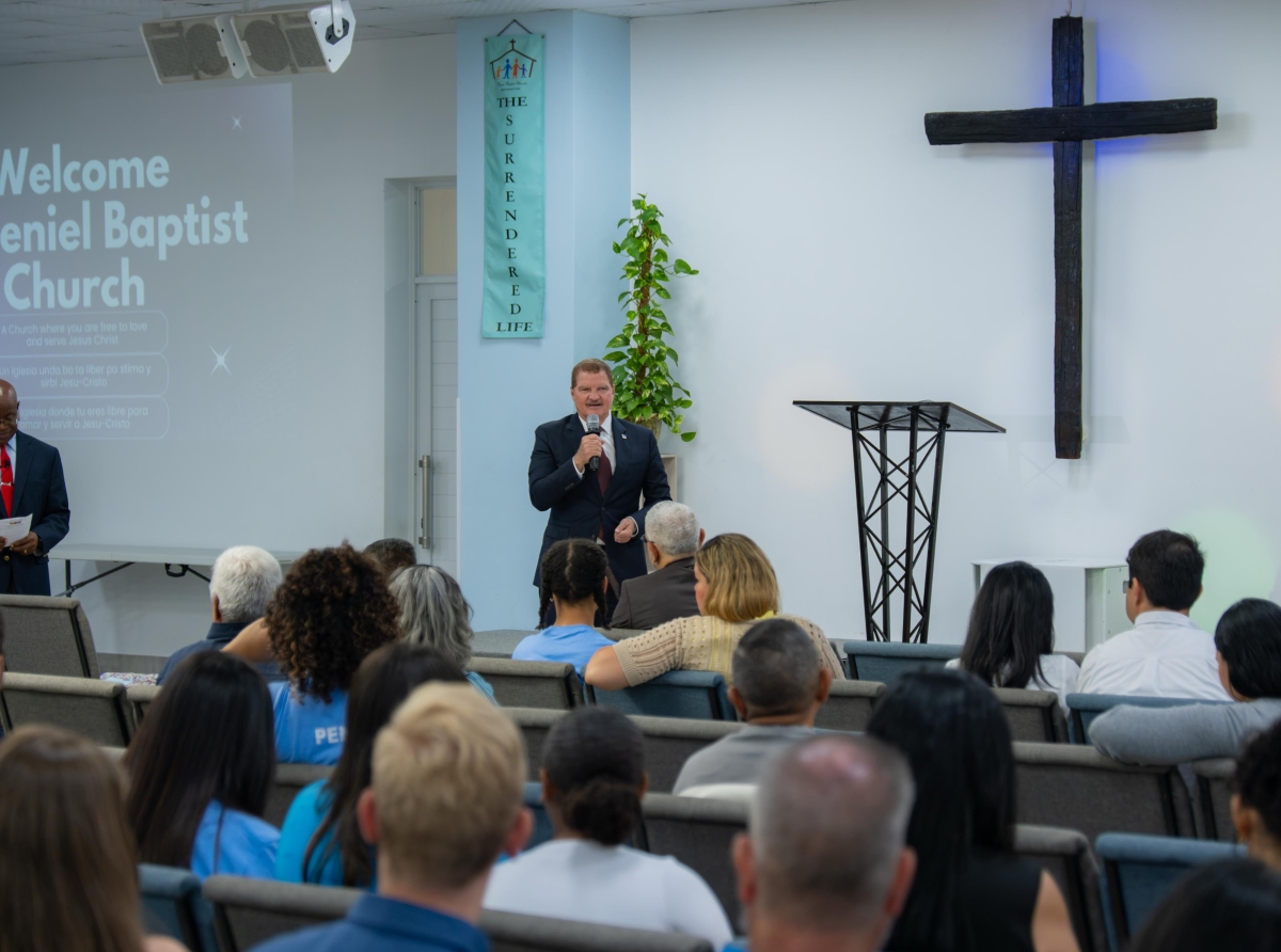Prome Minister Mike Eman a comparti e mensahe di Dia pa Cuida Aruba cu tres iglesia Cristian