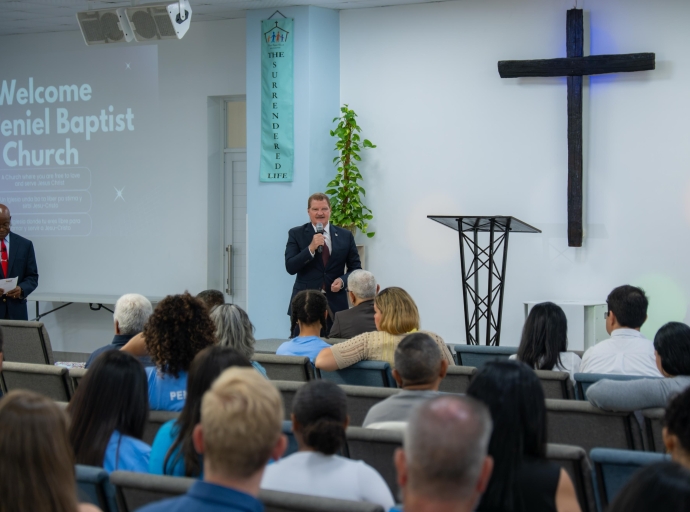 Prome Minister Mike Eman a comparti e mensahe di Dia pa Cuida Aruba cu tres iglesia Cristian