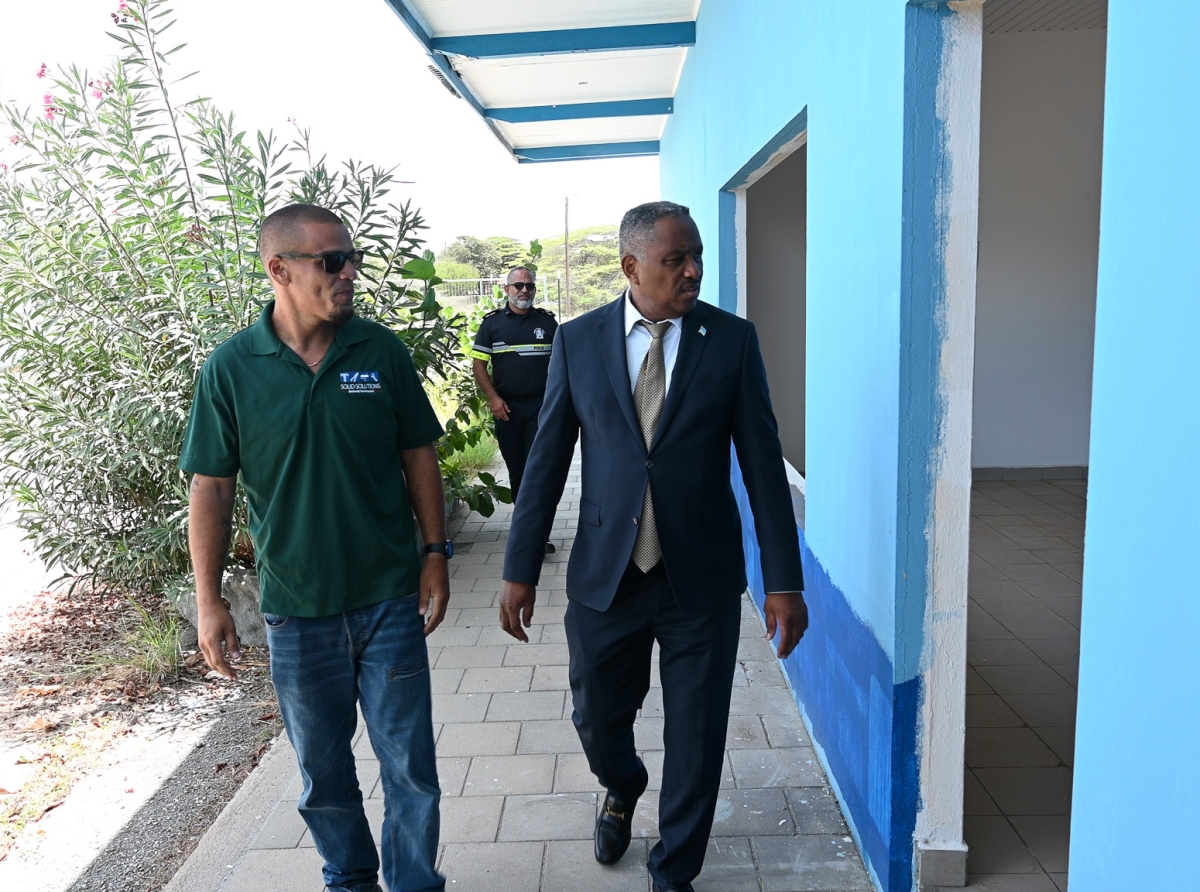 Minister Dowers a inspecciona trabaonan di renobacion na Scol di Polis